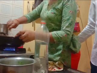 Indické first-rate manželka dostal fucked zatiaľ čo cooking v kuchyňa | xhamster