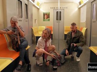 Nhỏ ngực chuyển đổi giới tính emma hoa hồng barebacks một người trong một xe điện ngầm