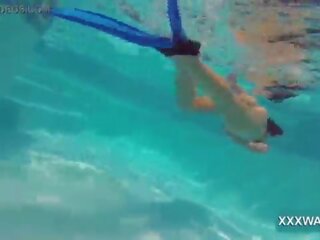 Sensacingas brunetė harlot saldainiai swims po vandeniu