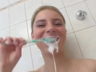 La chichona lavandose los dientes, percuma kotor klip 69