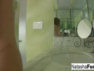 娜塔莎 changes 和 washes 她的 腳, 免費 性別 視頻 22