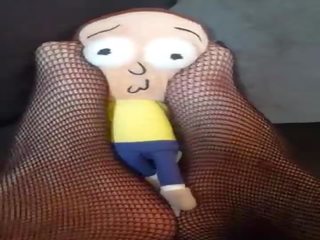 Giantess พบ เล็ก คน ภายใต้ โซฟา และ tramples และ crushes เขา &lpar;morty plush&rpar;