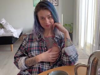 Muda ibu rumah tangga mencintai pagi hari kotor video - air mani di saya coffee. | xhamster