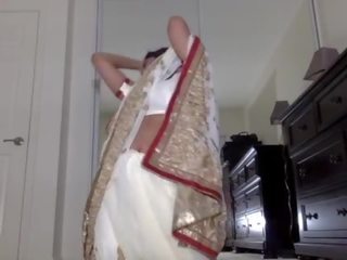 Desi dhabi w sari coraz nagi i sztuk z włochate cipka