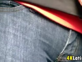 Latīņu meitenes crotch par the autobuss vaļsirdīgs