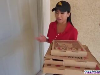 Gaio romero e rion rei quer alguns pizza e ember neve delivered ele fresco e super com um extra sexo a três service&period;