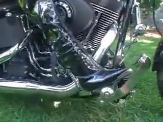 2 ragazze revving motorcycle in stivali, gratis xxx film ee