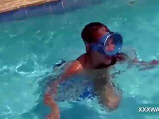 Sensational ruskeaverikkö harlot karamelli swims vedenalainen