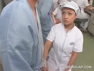 Ekkel asiatisk sykepleier gnir henne patients starved manhood