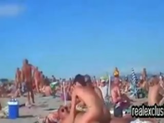 Masyarakat telanjang pantai tukar-menukar pasangan x rated film vid di musim panas 2015