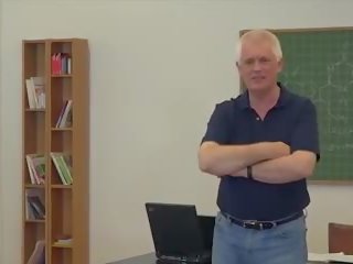 Koledža studenti jāšanās viņu expert uz klasesistaba.