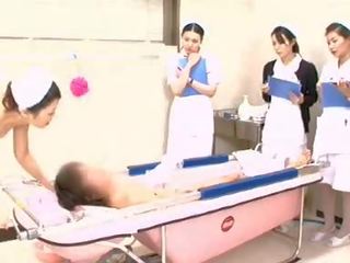 Latihan jururawat demonstrates proper mandi teknik