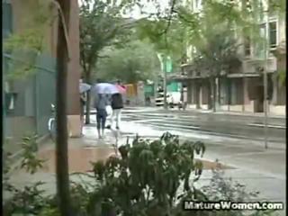 Ρεβέκκα missed αυτήν λεωφορείο και αυτό ήταν raining όλα ημέρα. αυτό gave μας ένα ευκαιρία να κάνω κάτι desirable για αυτήν με offering αυτό φοβερό γερασμένο somewhere να διαμονή ενώ αναμονή για ένα επόμενος λεωφορείο να φτάσετε. αυτή ca