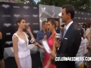 Kändis anne hathaway pokers vid den mörk knight premiere